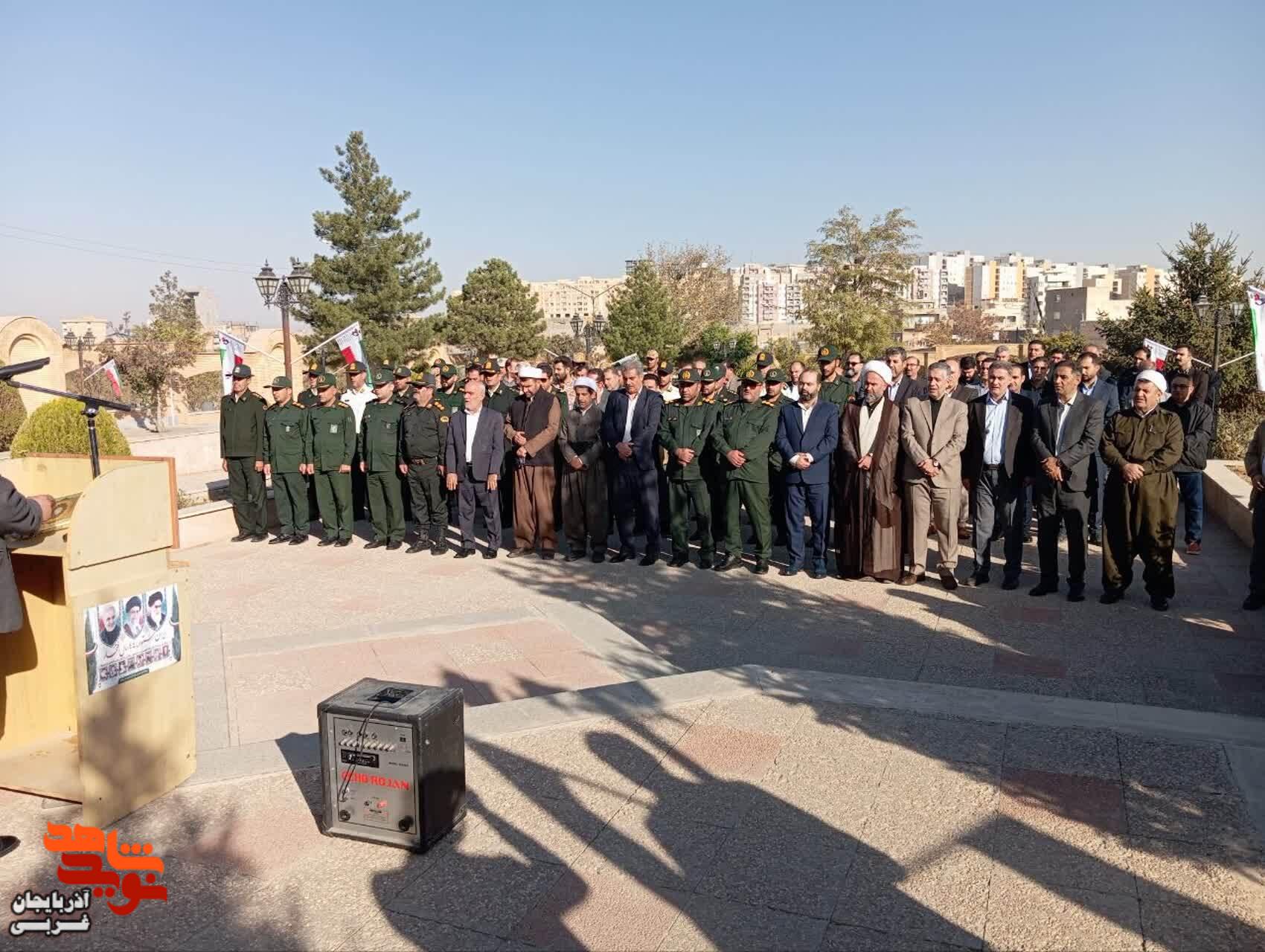 مراسم آئین مهمانی لاله ها و عطر افشانی و گلباران و غبارروبی گلزار مطهر شهدادر بوکان