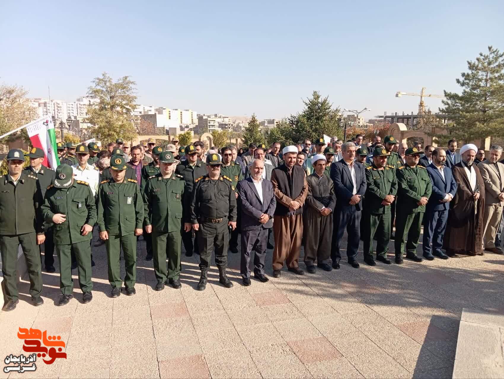 مراسم آئین مهمانی لاله ها و عطر افشانی و گلباران و غبارروبی گلزار مطهر شهدادر بوکان