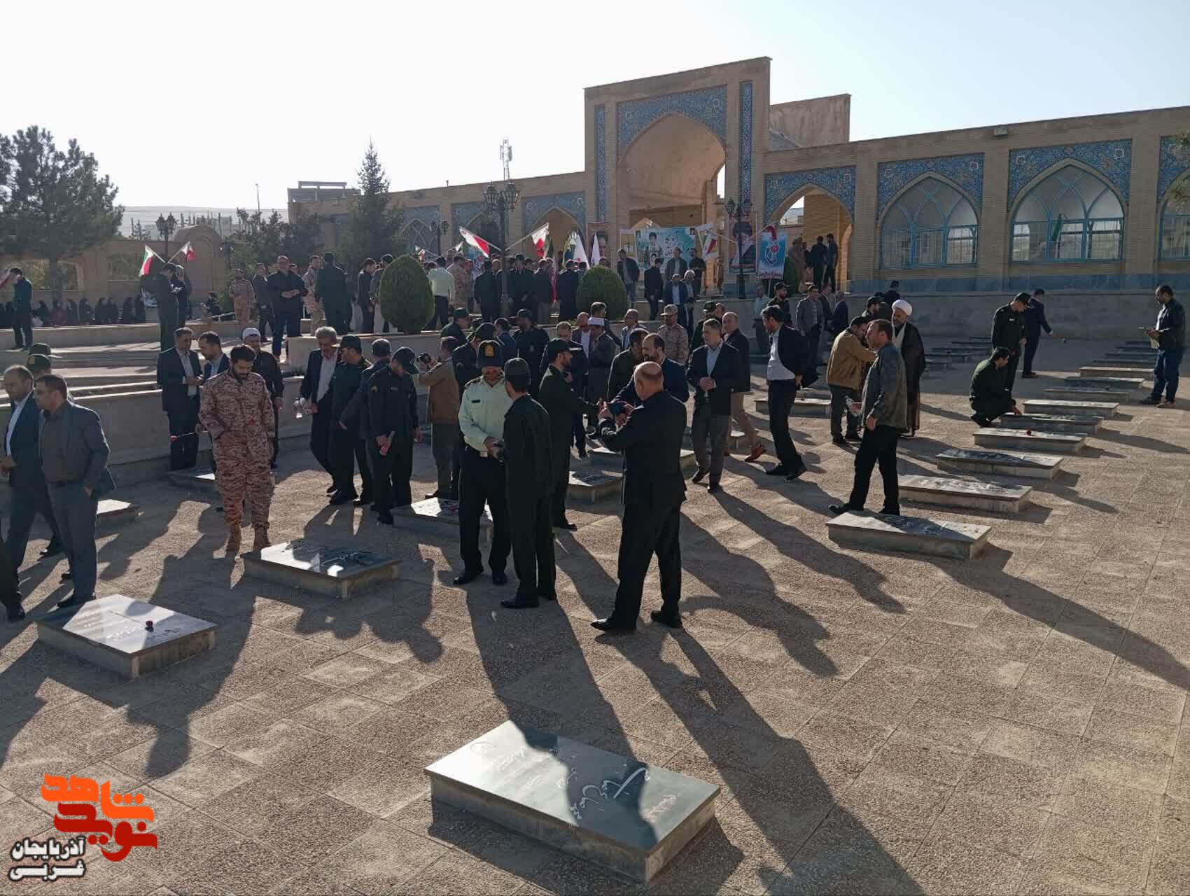 مراسم آئین مهمانی لاله ها و عطر افشانی و گلباران و غبارروبی گلزار مطهر شهدادر بوکان