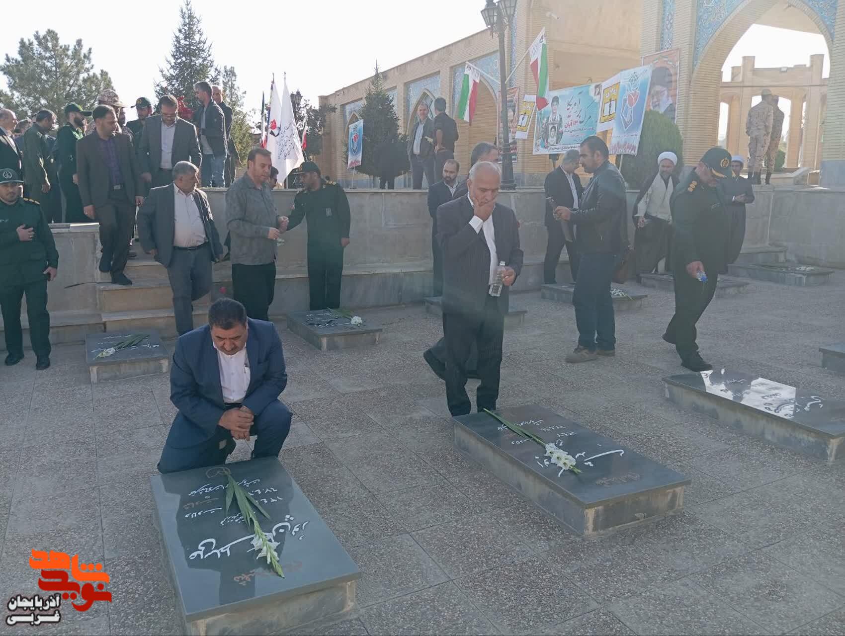 مراسم آئین مهمانی لاله ها و عطر افشانی و گلباران و غبارروبی گلزار مطهر شهدادر بوکان