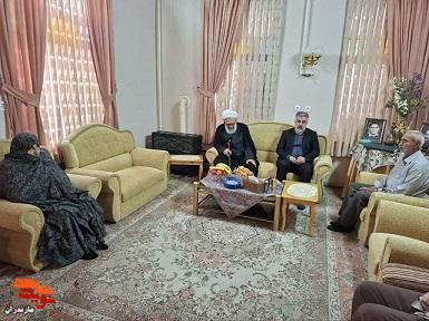 دیدار آیت‌الله «معلمی» امام جمعه شهرستان در منازل شهید «محمد کرامتی» و شهید دانش‌آموز «مسعود احمدی»