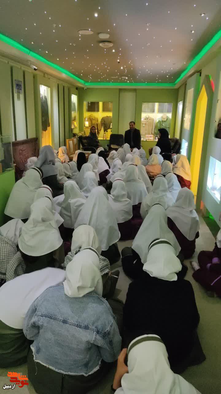 بازدید دانش‌آموزان دبستان دخترانه قدس از موزه شهدای اردبیل