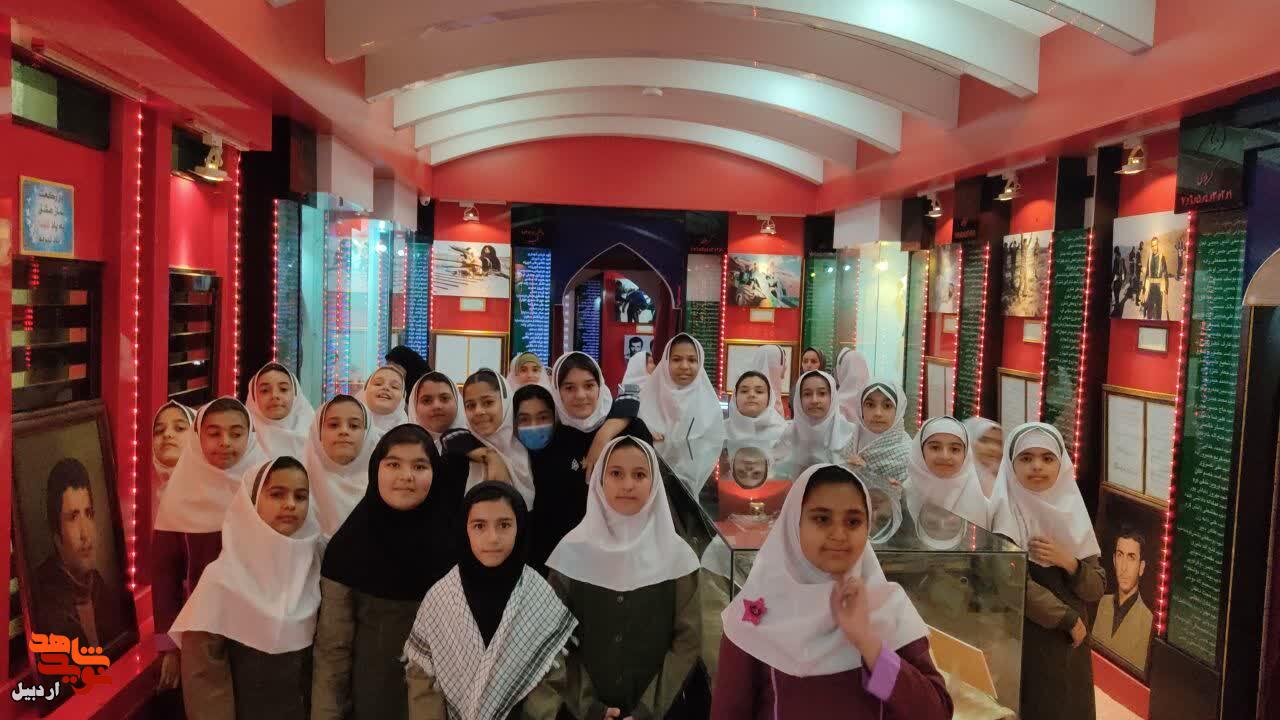 بازدید دانش‌آموزان دبستان دخترانه قدس از موزه شهدای اردبیل