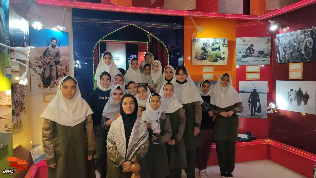 بازدید دانش‌آموزان دبستان دخترانه قدس از موزه شهدای اردبیل