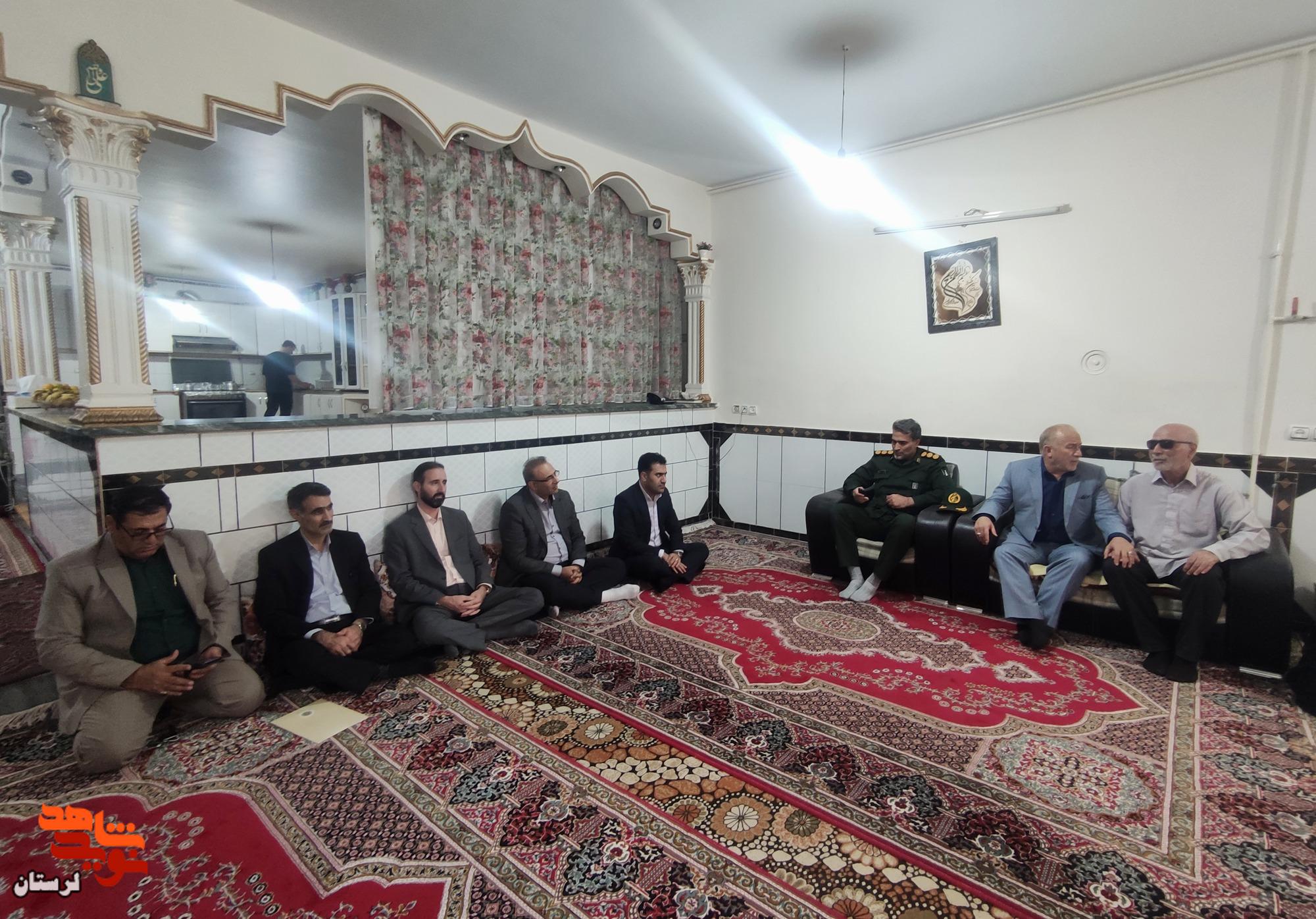 دیدار مدیرکل بنیاد شهید لرستان با جانباز ۷۰ درصد بصیر «ملکعلی پورشیخی»