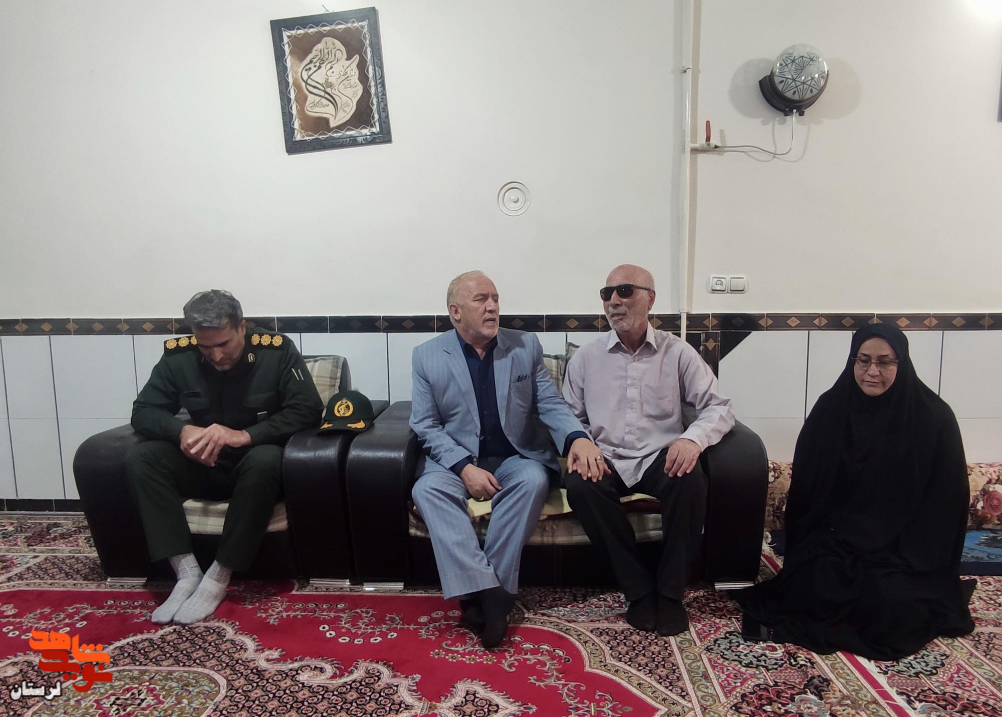 دیدار مدیرکل بنیاد شهید لرستان با جانباز ۷۰ درصد بصیر «ملکعلی پورشیخی»