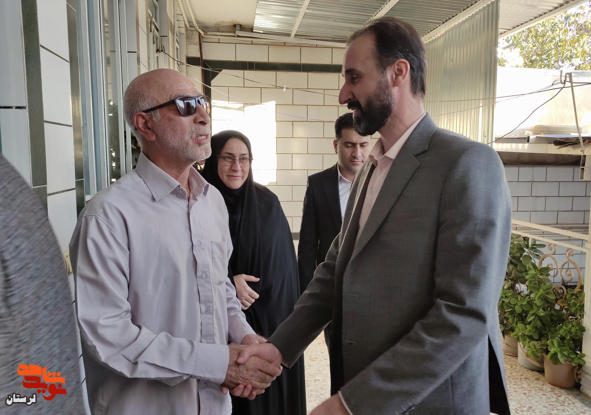 دیدار مدیرکل بنیاد شهید لرستان با جانباز ۷۰ درصد بصیر «ملکعلی پورشیخی»