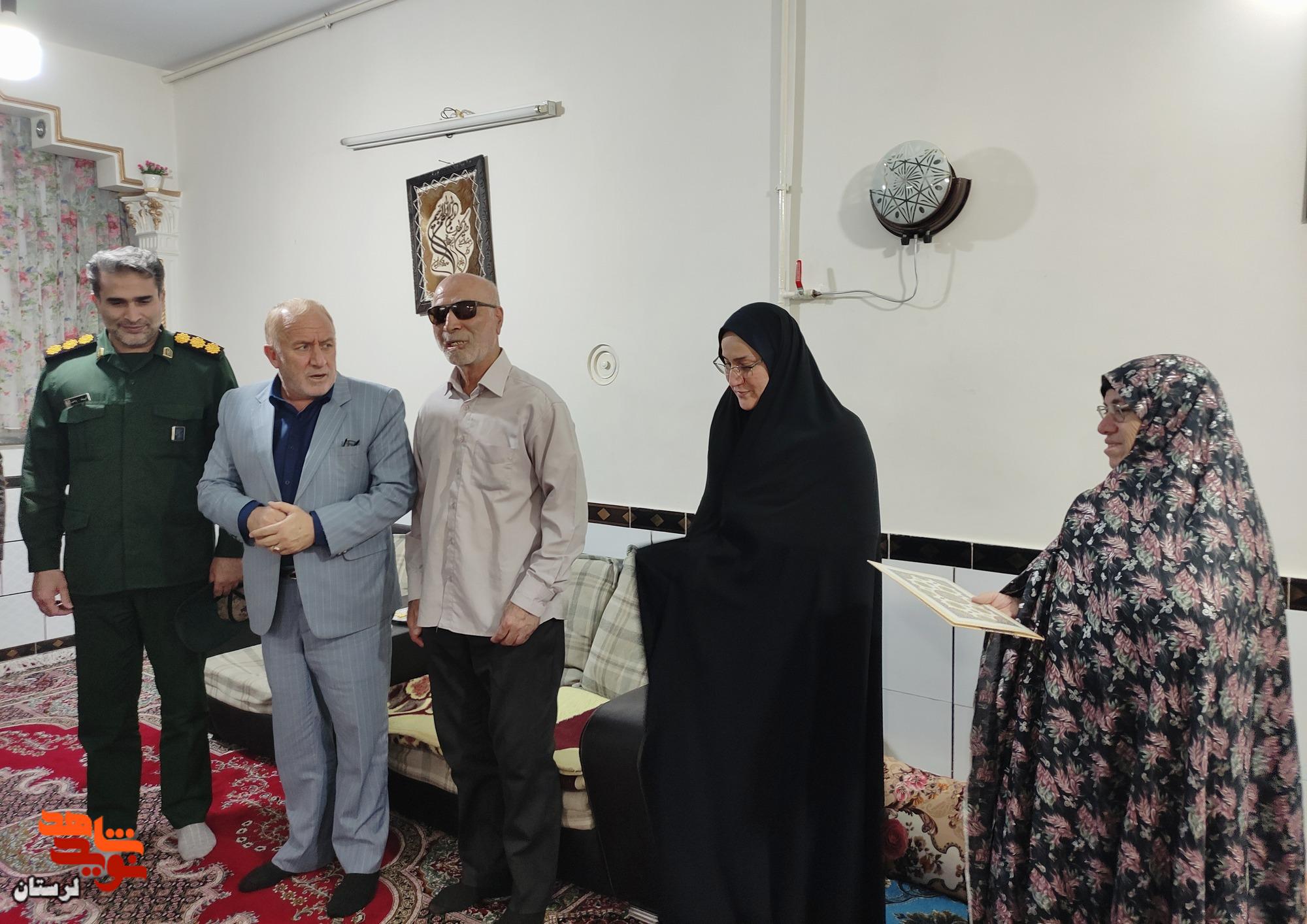 دیدار مدیرکل بنیاد شهید لرستان با جانباز ۷۰ درصد بصیر «ملکعلی پورشیخی»