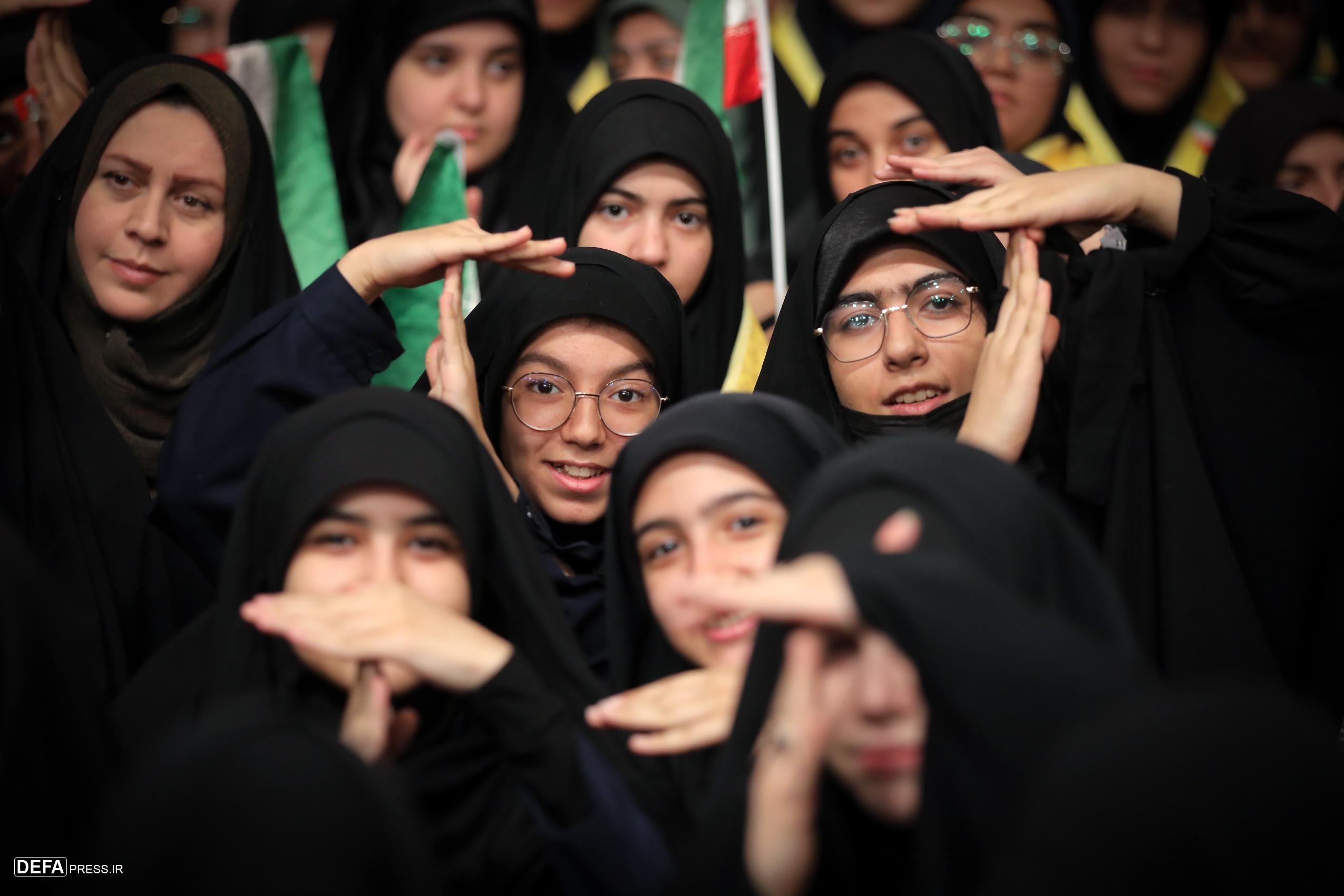 پیام دانش‌آموزان به «اسرائیل» به سبک شهید نصرالله در بیت رهبری+ تصاویر