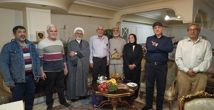 اهدای تندیس «قهرمانان گمنام» به خانواده شهید حاجیزاده اهدای تندیس «قهرمانان گمنام» به خانواده شهید حاجیزاده