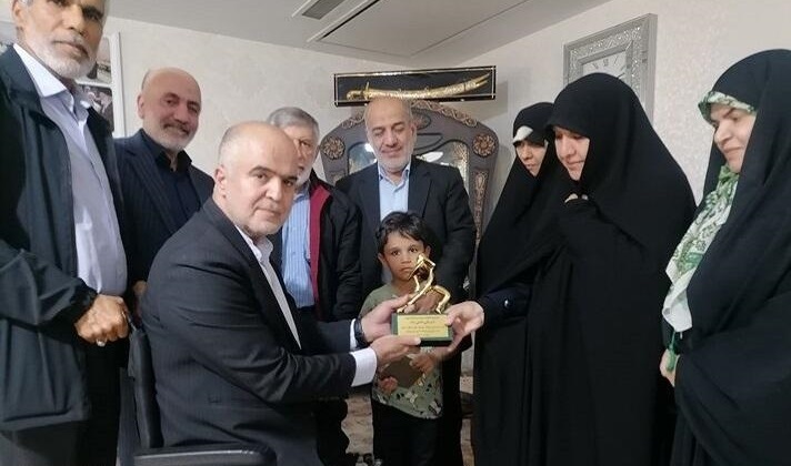 اهدای تندیس «قهرمانان گمنام» به خانواده شهید حاجیزاده اهدای تندیس «قهرمانان گمنام» به خانواده شهید حاجیزاده