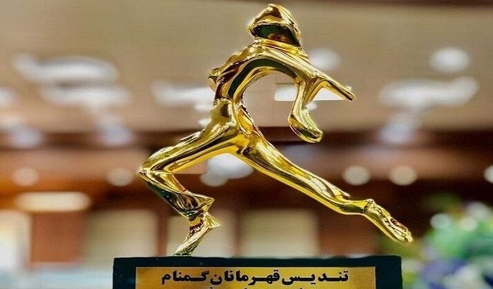 اهدای تندیس «قهرمانان گمنام» به خانواده شهید حاجیزاده اهدای تندیس «قهرمانان گمنام» به خانواده شهید حاجیزاده