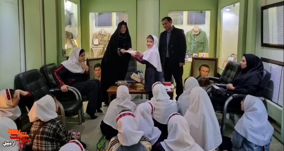 تجلیل از دانش آموزان پژوهشگر حوزه ایثار و شهادت در موزه شهدای اردبیل