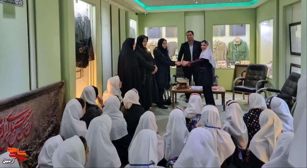 تجلیل از دانش آموزان پژوهشگر حوزه ایثار و شهادت در موزه شهدای اردبیل