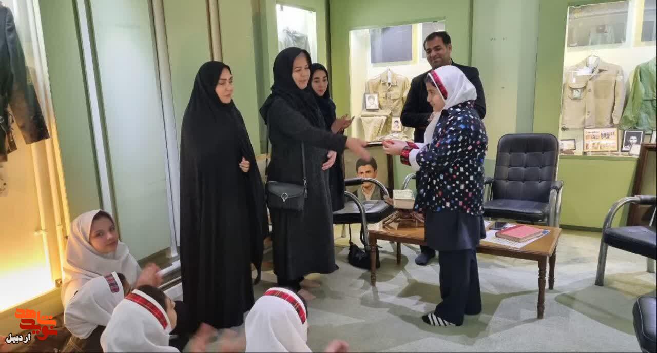 تجلیل از دانش آموزان پژوهشگر حوزه ایثار و شهادت در موزه شهدای اردبیل