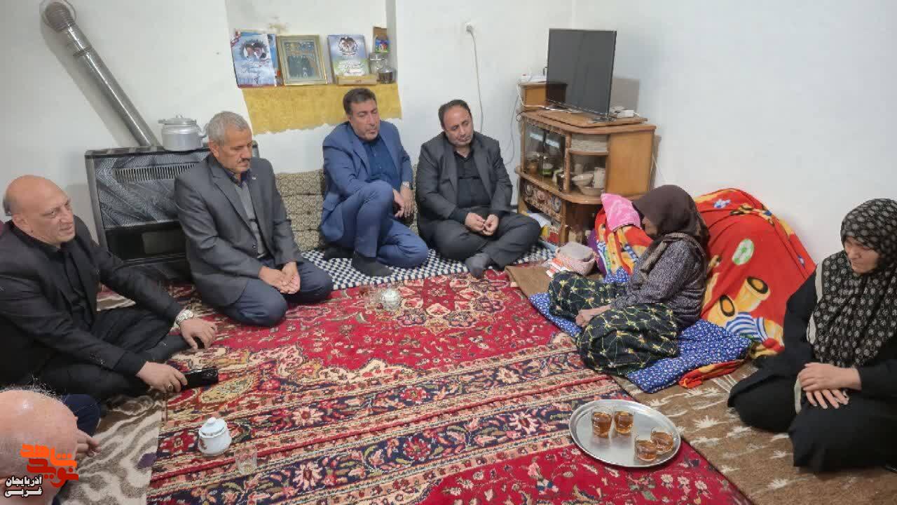 دیدار مدیرکل بنیاد شهید و امورایثارگران آذربایجان غربی با مادر شهید «محرم اسدی» در نوشین شهر ارومیه