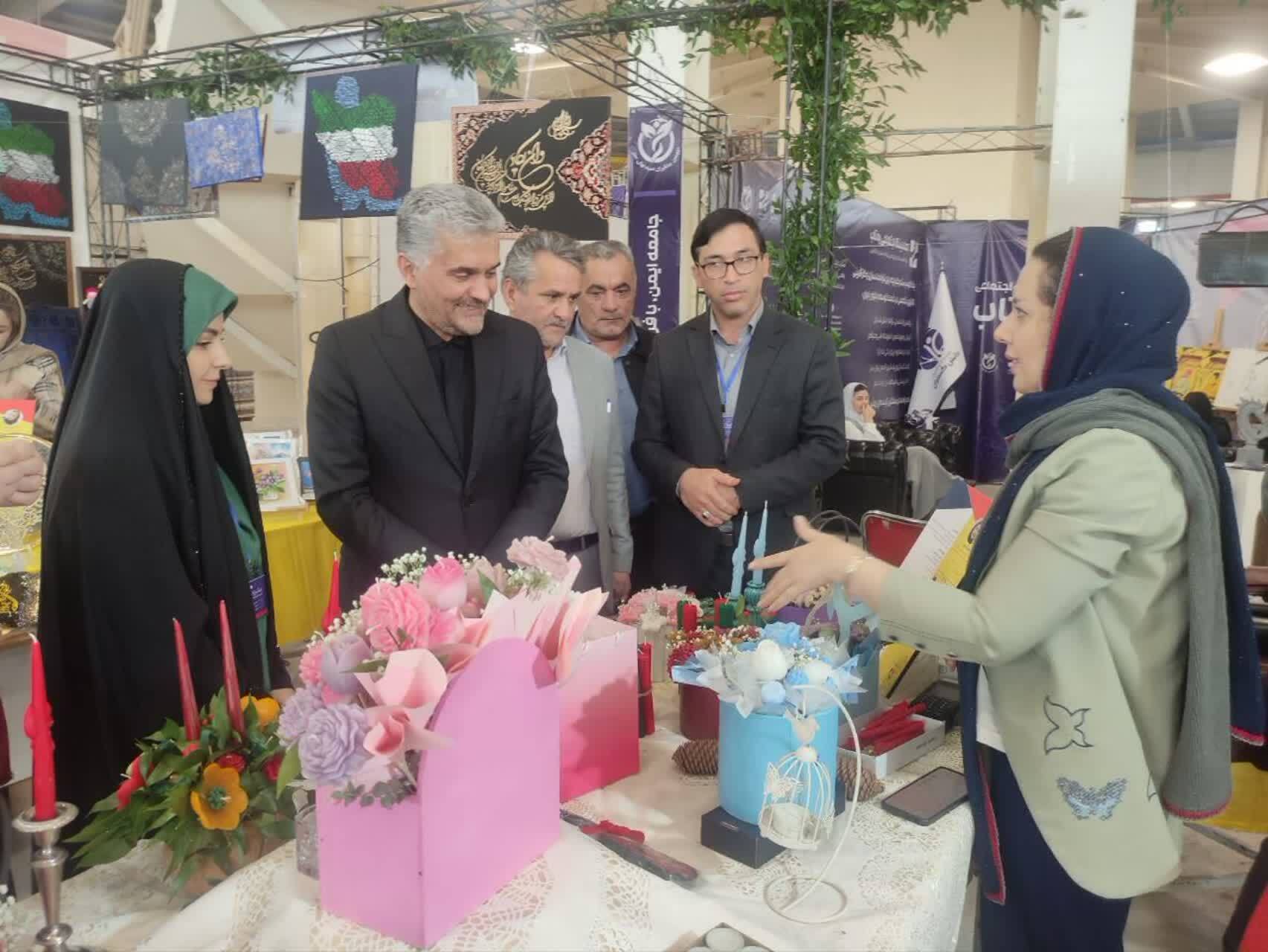 بازدید مدیرکل بنیاد شهید و امور ایثارگران استان از نمایشگاه توانمندسازی بانوان شاهد و ایثارگر با عنوان «روایت روشنایی»