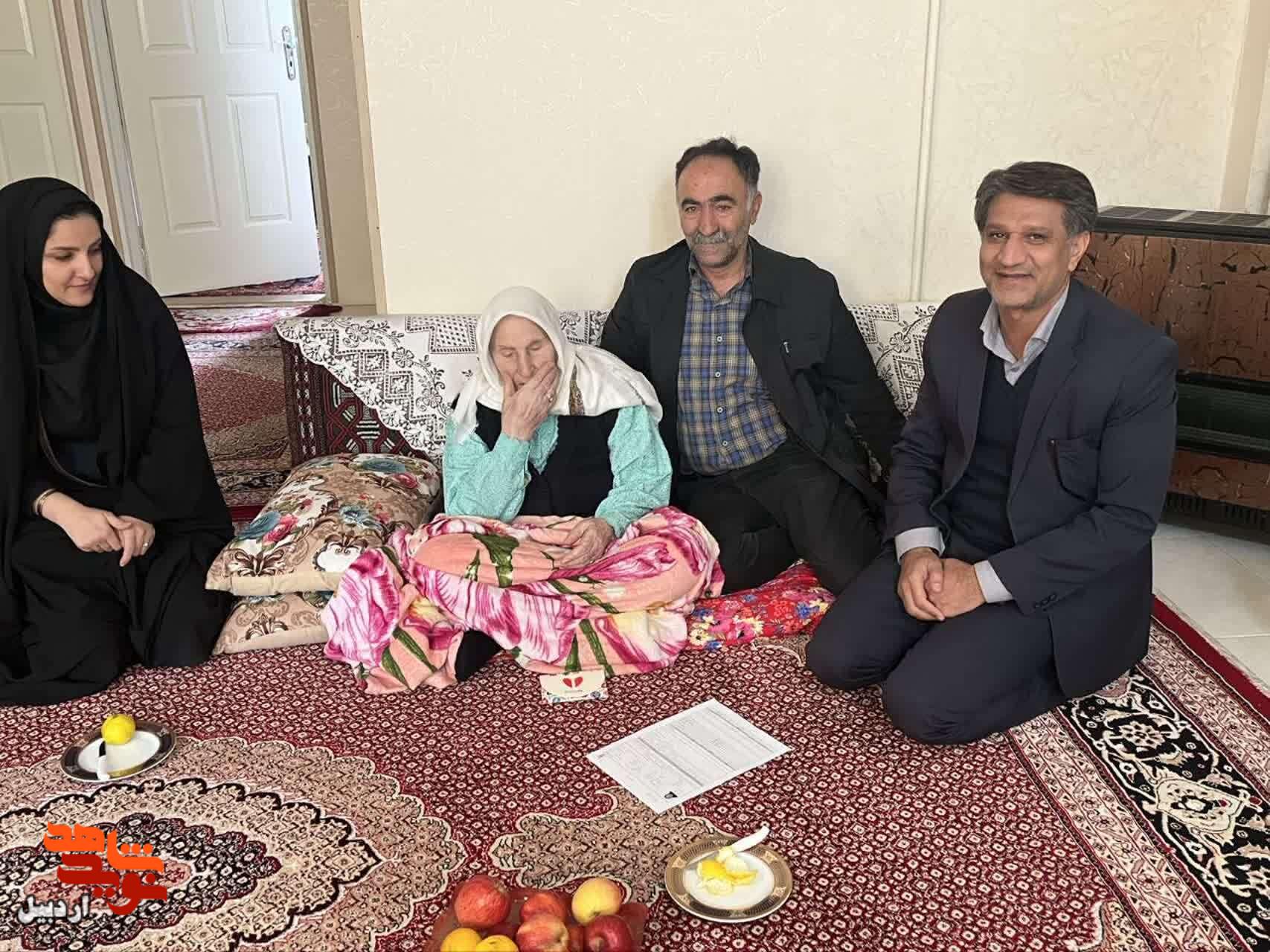 دیدار رئیس بنیاد شهید و امور ایثارگران شهرستان اردبیل با خانواده‌های معظم شهدا و ایثارگران