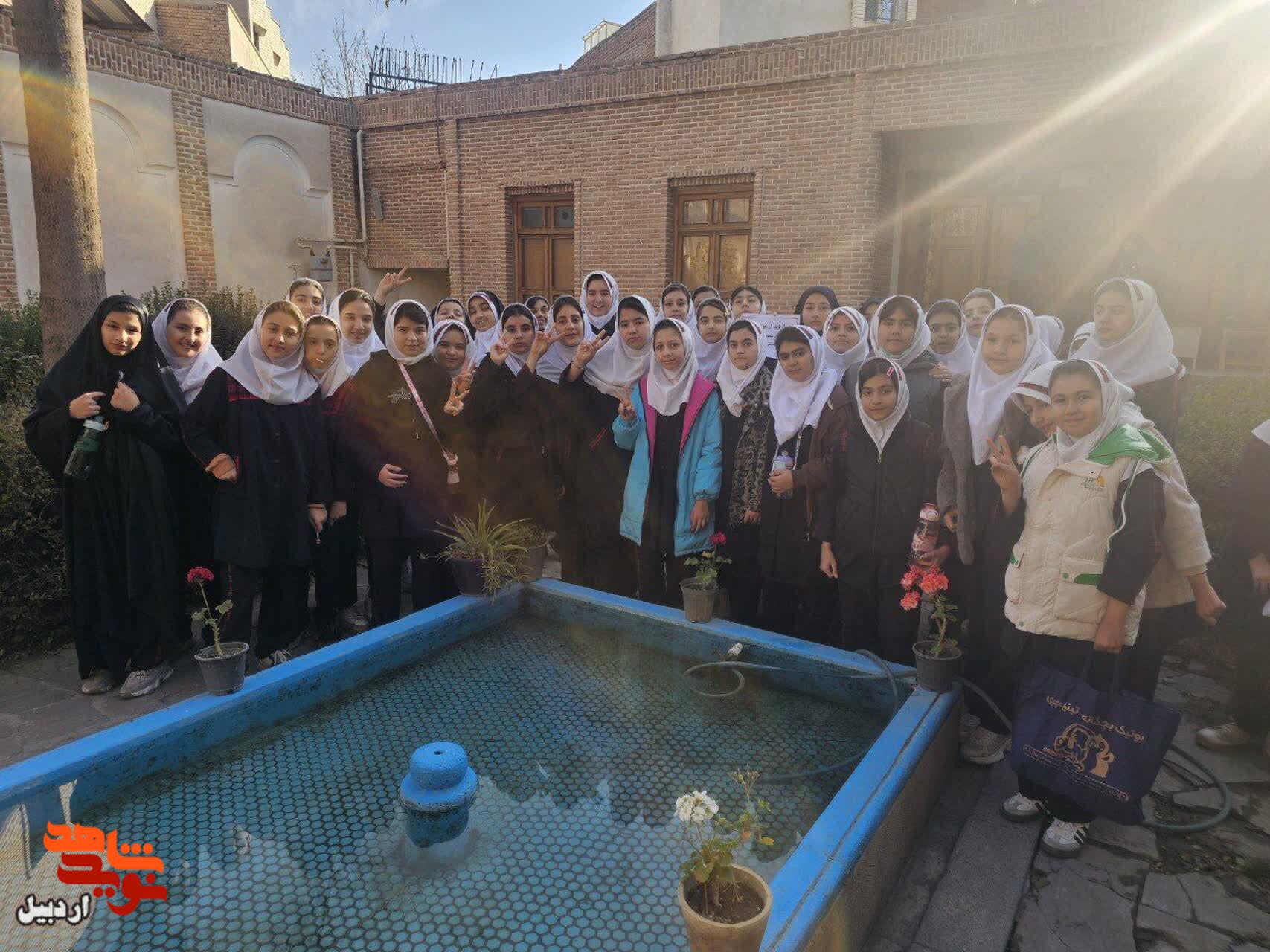 بازدید دانش‌آموزان دبستان دخترانه شهید فاتحی از موزه شهدای اردبیل