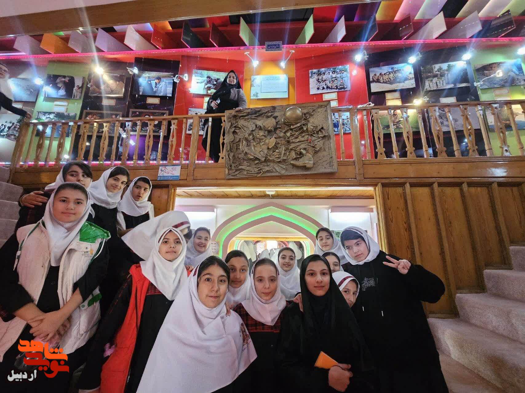 بازدید دانش‌آموزان دبستان دخترانه شهید فاتحی از موزه شهدای اردبیل