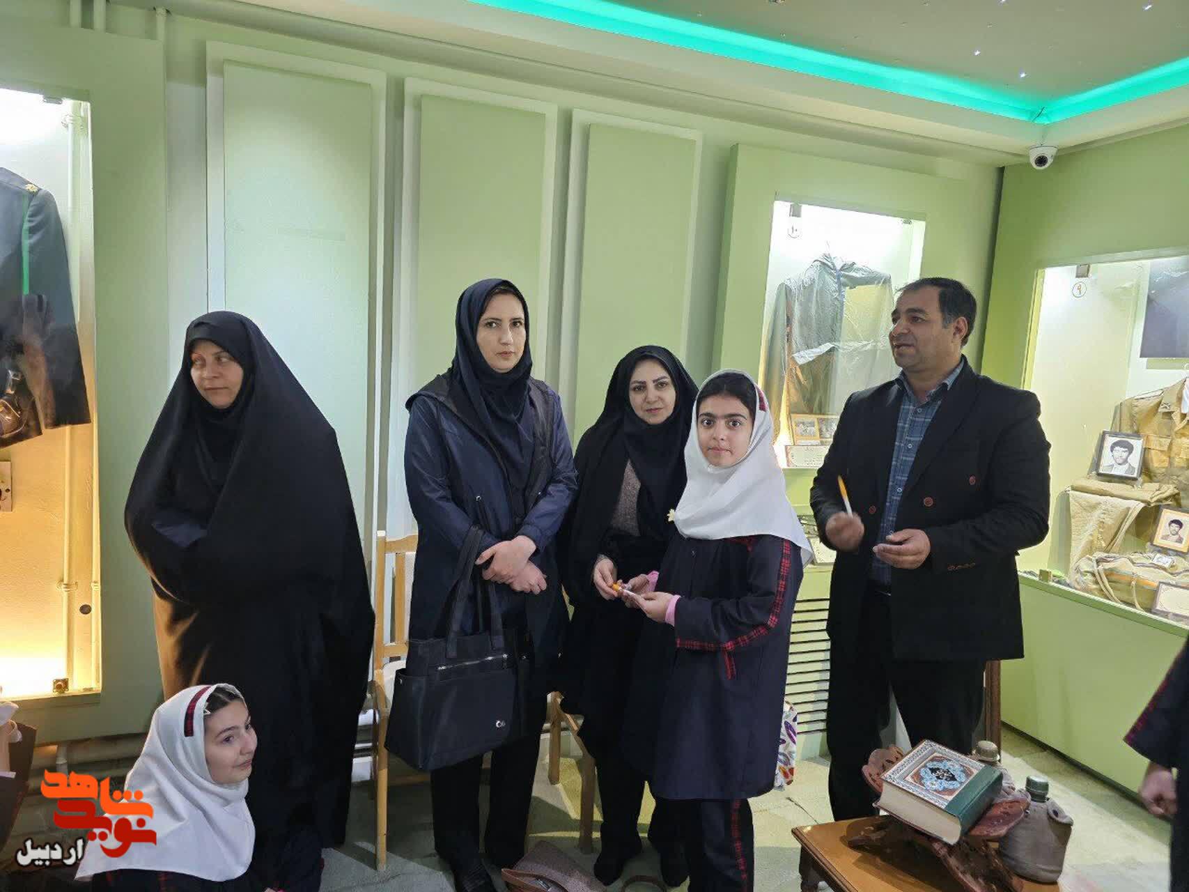 بازدید دانش‌آموزان دبستان دخترانه شهید فاتحی از موزه شهدای اردبیل