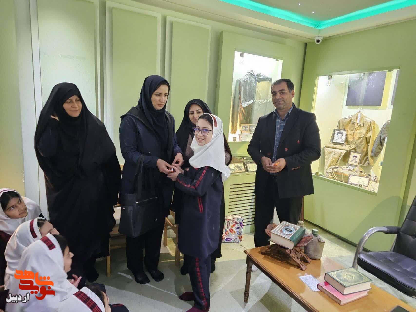 بازدید دانش‌آموزان دبستان دخترانه شهید فاتحی از موزه شهدای اردبیل