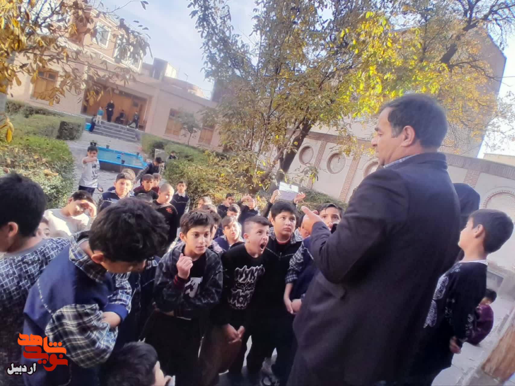 بازدید دانش‌آموزان دبستان پسرانه قدس از موزه شهدای اردبیل