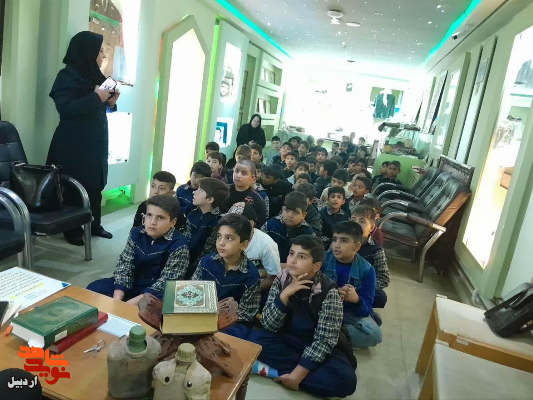 بازدید دانش‌آموزان دبستان پسرانه قدس از موزه شهدای اردبیل
