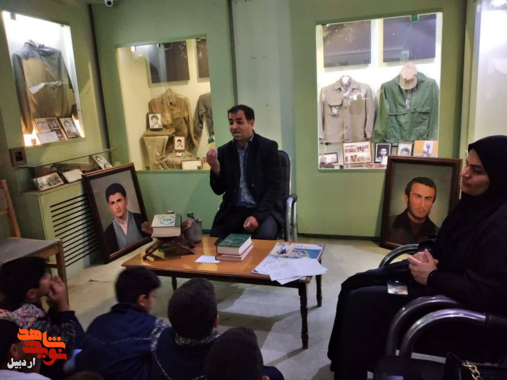 بازدید دانش‌آموزان دبستان پسرانه قدس از موزه شهدای اردبیل