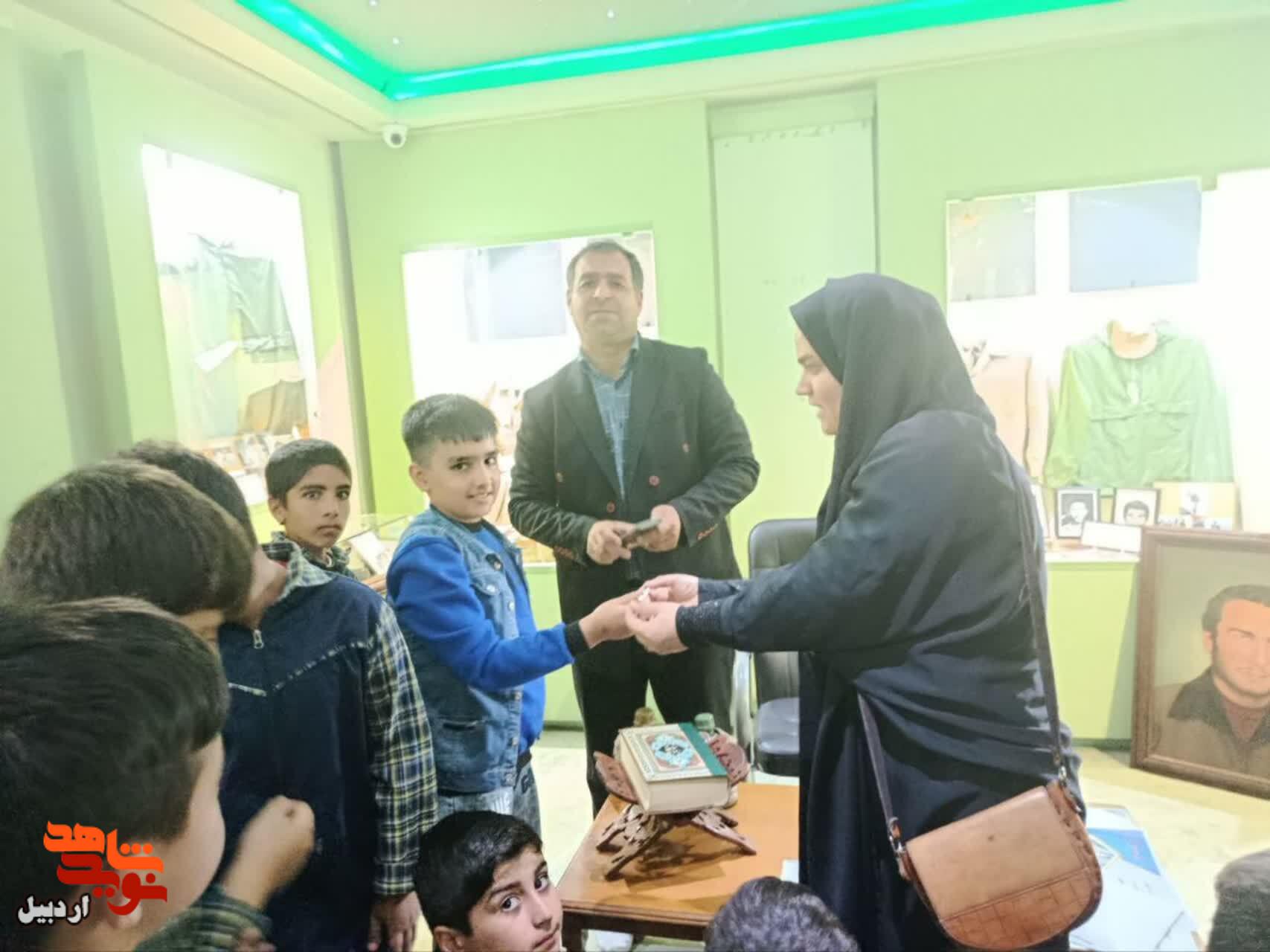 بازدید دانش‌آموزان دبستان پسرانه قدس از موزه شهدای اردبیل