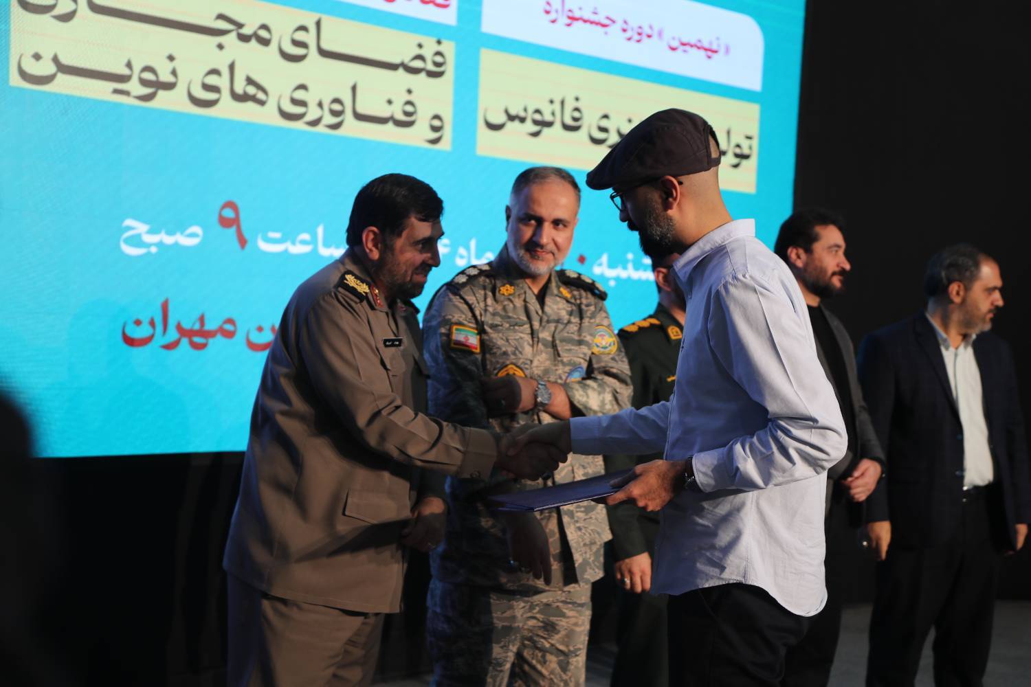 نهمین جشنواره هنری فانوس و هفتمین جشنواره فعالان دفاع مقدس در فضای مجازی استان تهران به کار خود پایان دادند