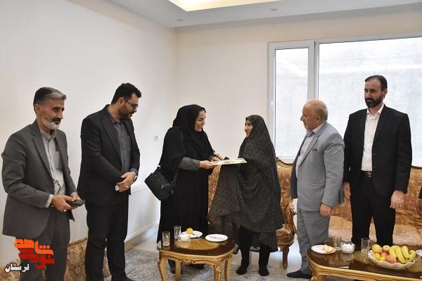 دیدار مدیرکل بنیاد شهید لرستان با خانواده ایثارگران ازنا