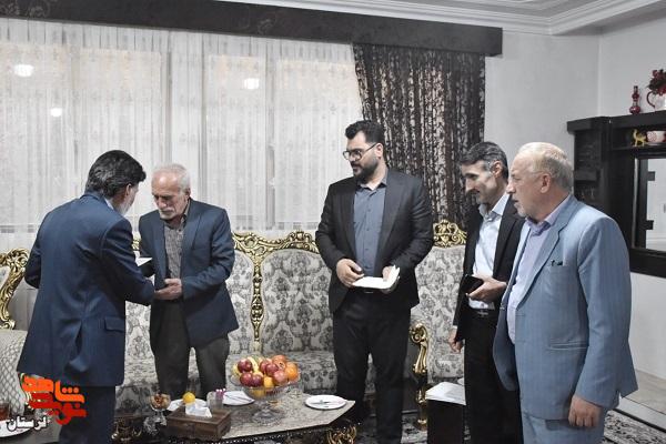 دیدار مدیرکل بنیاد شهید لرستان با خانواده ایثارگران ازنا