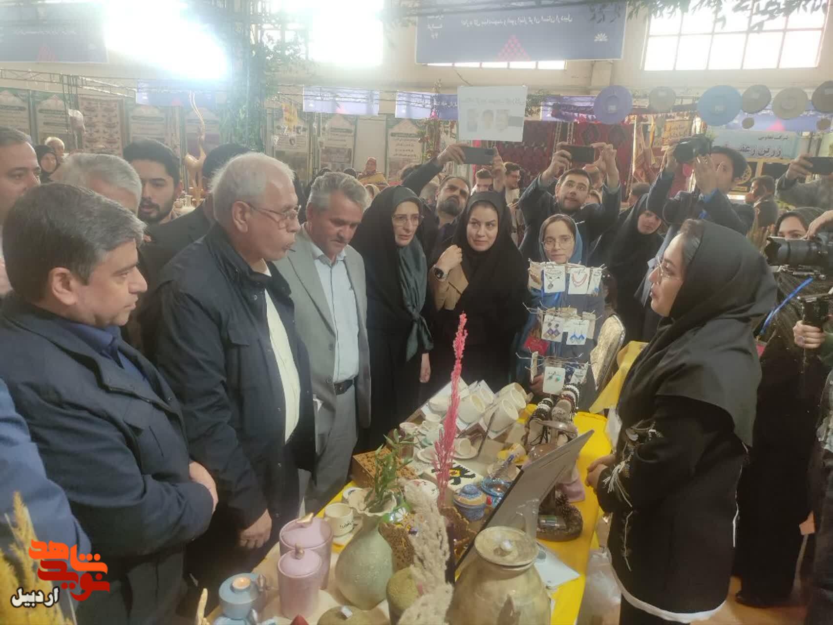 بازدید دکتر «علی ربیعی» دستیار ویژه رئیس‌جمهور از غرفه بانوان ایثارگر در نمایشگاه بین‌المللی اردبیل