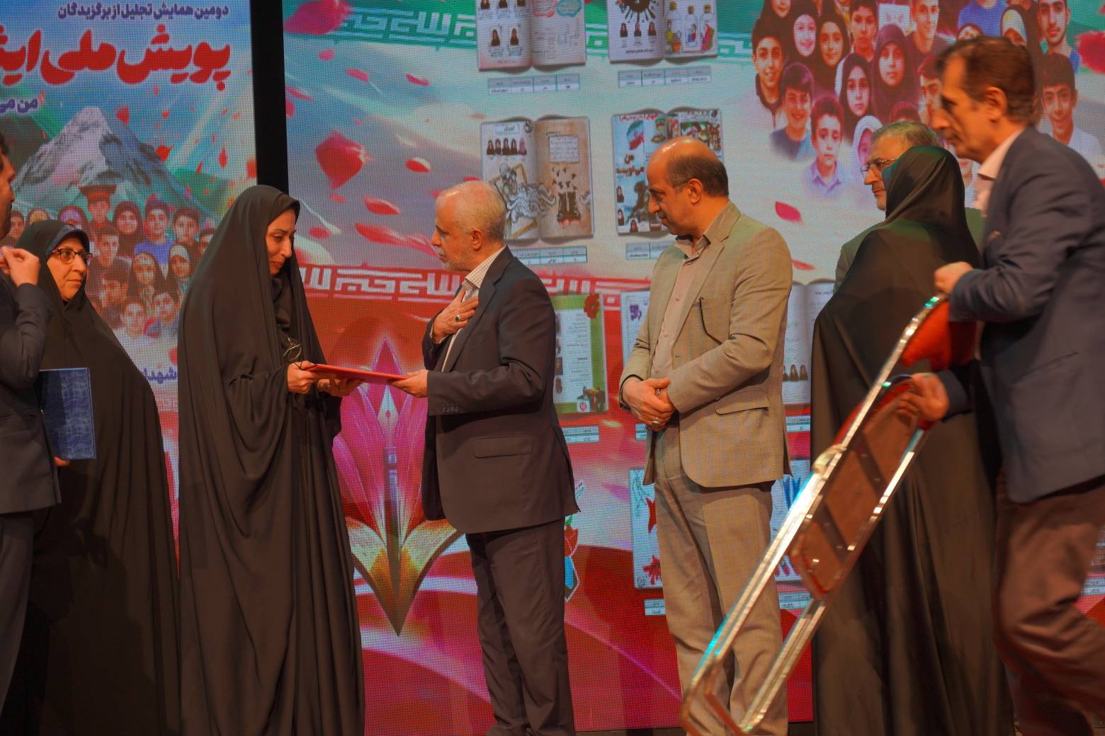 دومین همایش تجلیل از برگزیدگان پویش ملی ایثار «من می‌نویسم» برگزار شد