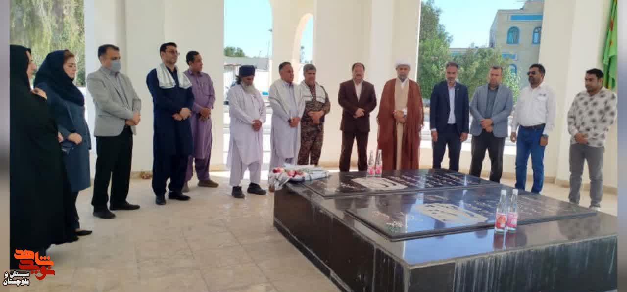 عطر افشانی قبور مطهر شهدای گمنام دانشگاه دریانوردی و علوم دریایی چابهار