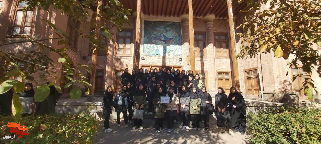 بازدید دانش‌آموزان مدرسه دخترانه هیئت امنایی الزهرا(س) از موزه شهدای اردبیل