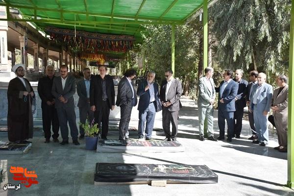 مزار شهدای دفاع مقدس ۱۲ روزه در خرم‌آباد گلباران شد
