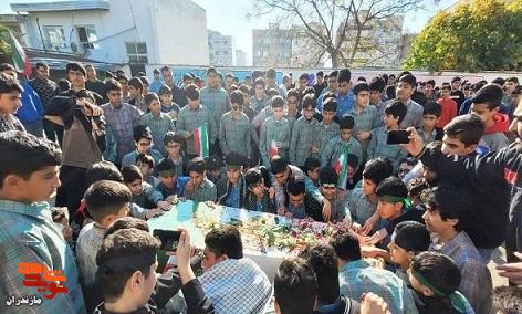 تصاویر/ آئین وداع دانش آموزان بابلسر با پیکر‌های مطهر شهدای گمنام