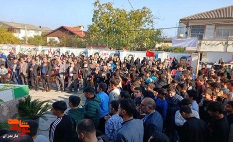 تصاویر/ وداع دانش آموزان رامسر با پیکر‌های ۳ شهید گمنام