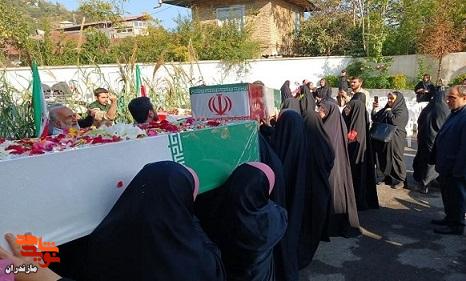 تصاویر/ وداع دانش آموزان رامسر با پیکر‌های ۳ شهید گمنام