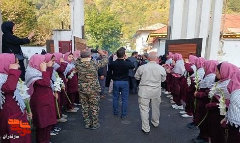 تصاویر/ وداع دانش آموزان رامسر با پیکر‌های ۳ شهید گمنام