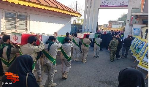 تصاویر/ وداع دانش آموزان رامسر با پیکر‌های ۳ شهید گمنام