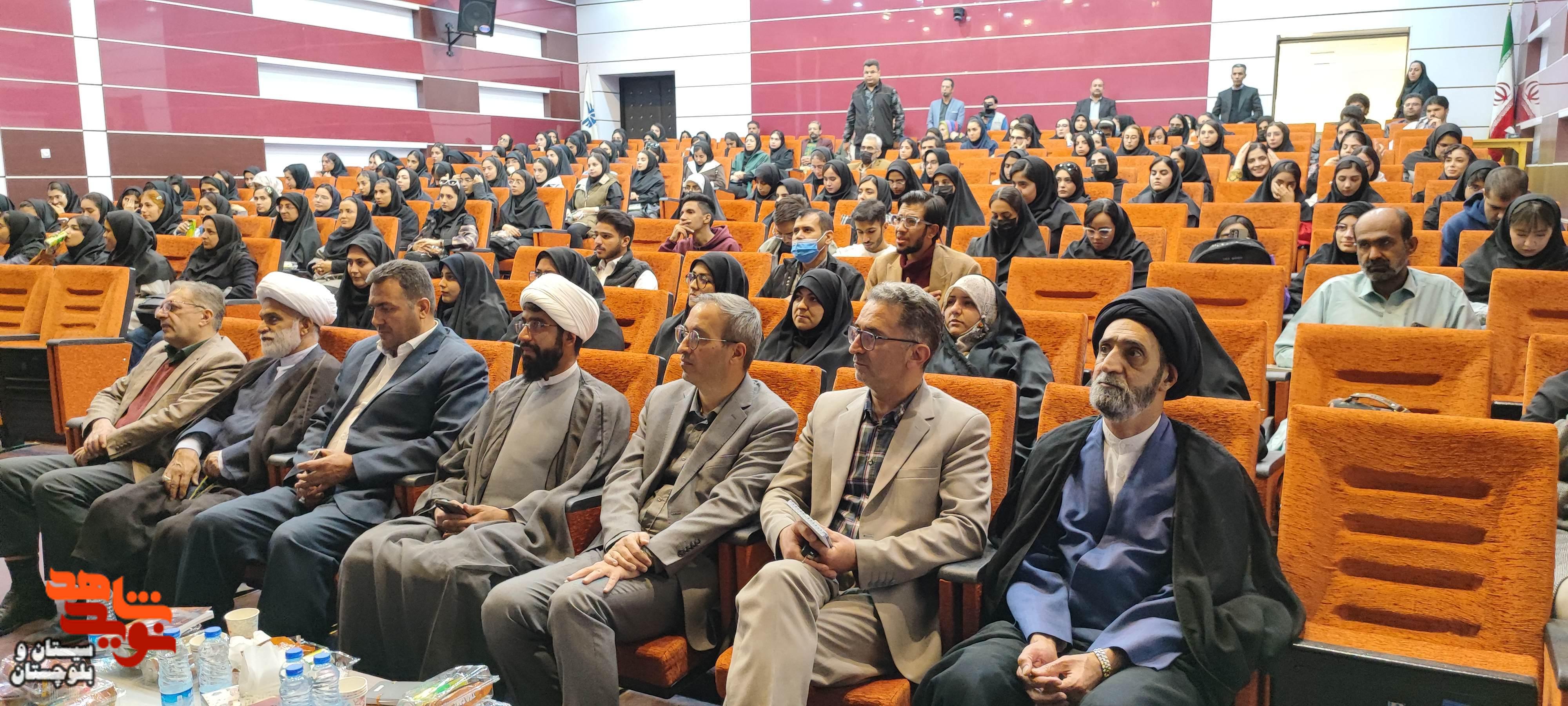 عصر شعر ایثار در زاهدان برگزار شد