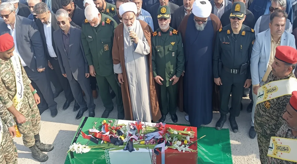 تشییع پیکر مطهر یک شهید گمنام بر دوش مرزداران دهستان منیوحی آبادان تشییع پیکر مطهر یک شهید گمنام بر دوش مرزداران دهستان منیوحی آبادان