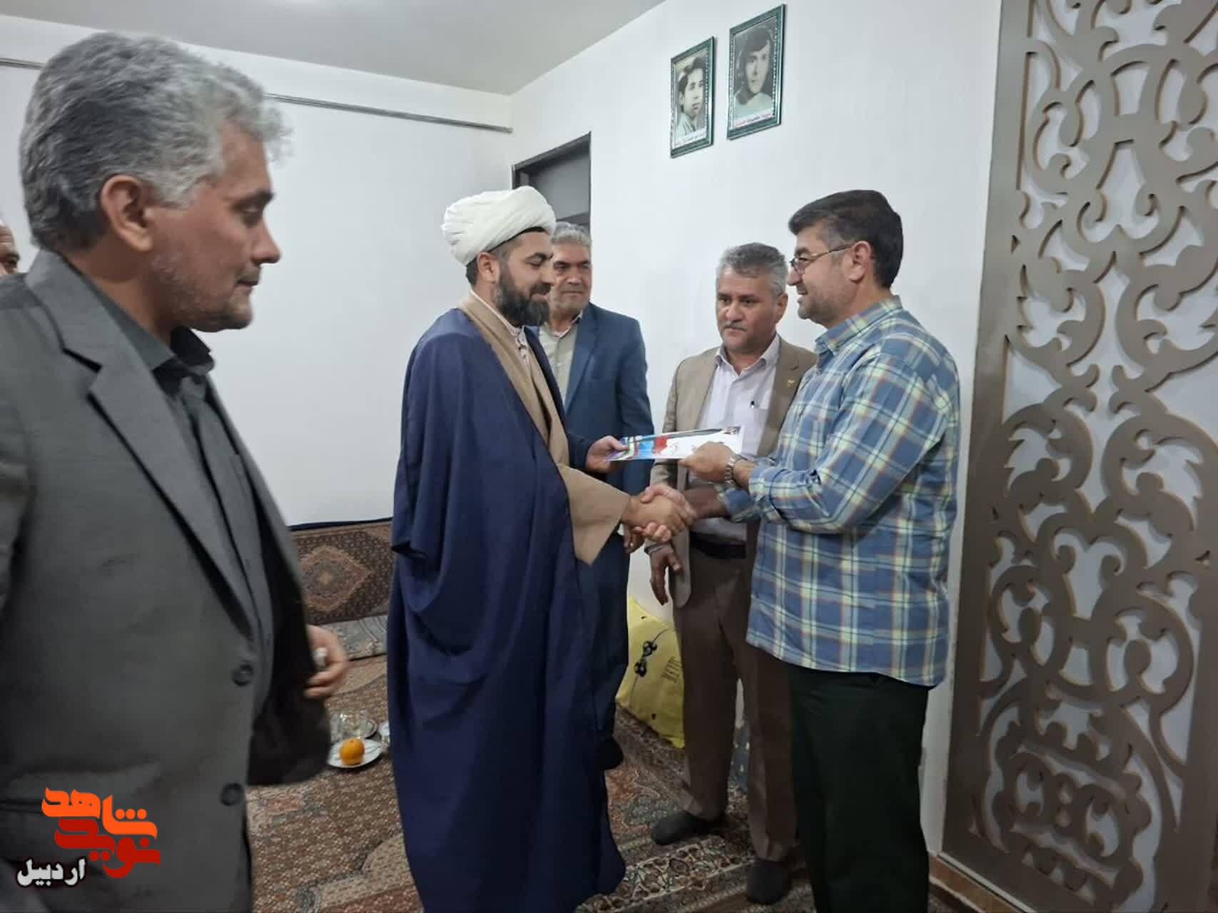 دیدار با خانواده‌های معظم شهدا و ایثارگران در شهرستان انگوت+ عکس