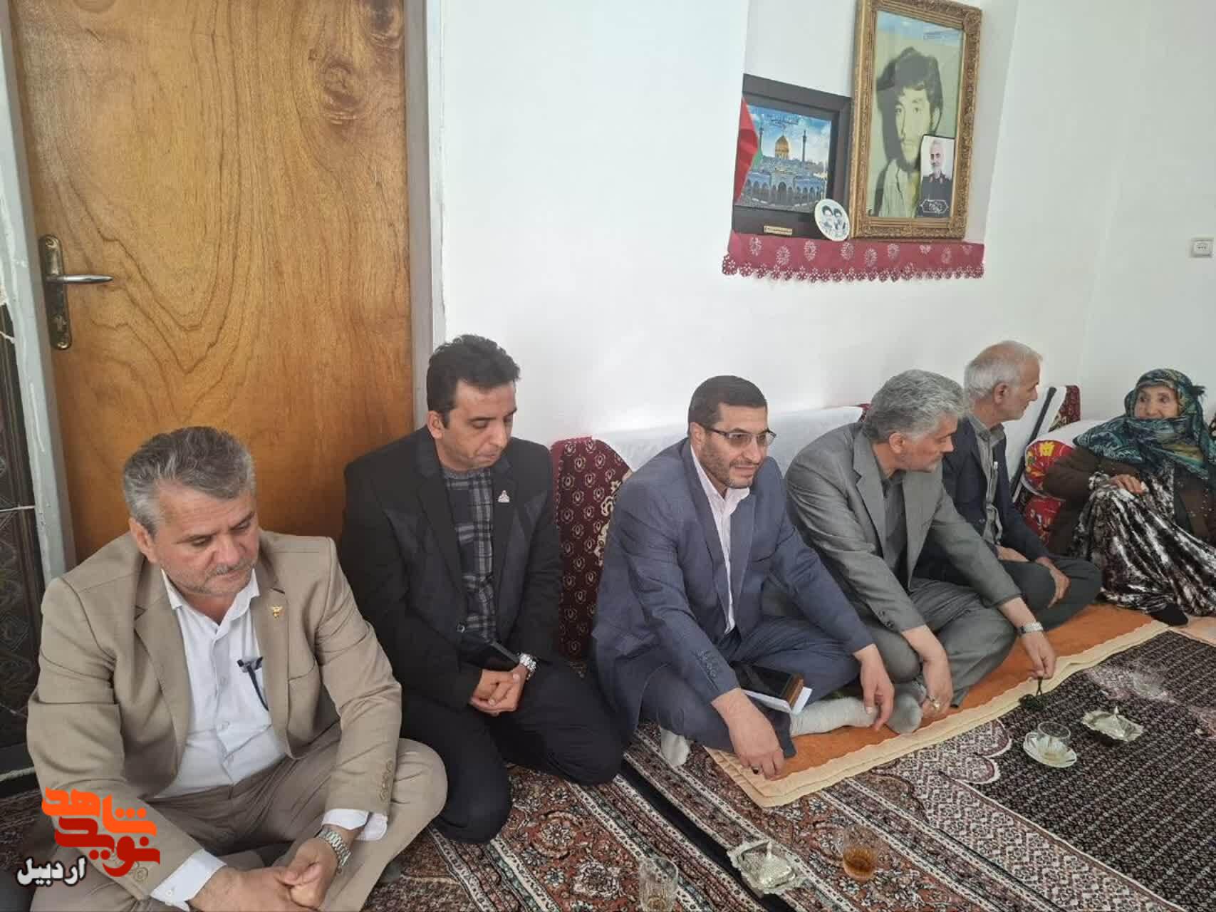 دیدار با خانواده‌های معظم شهدا و ایثارگران در شهرستان انگوت+ عکس