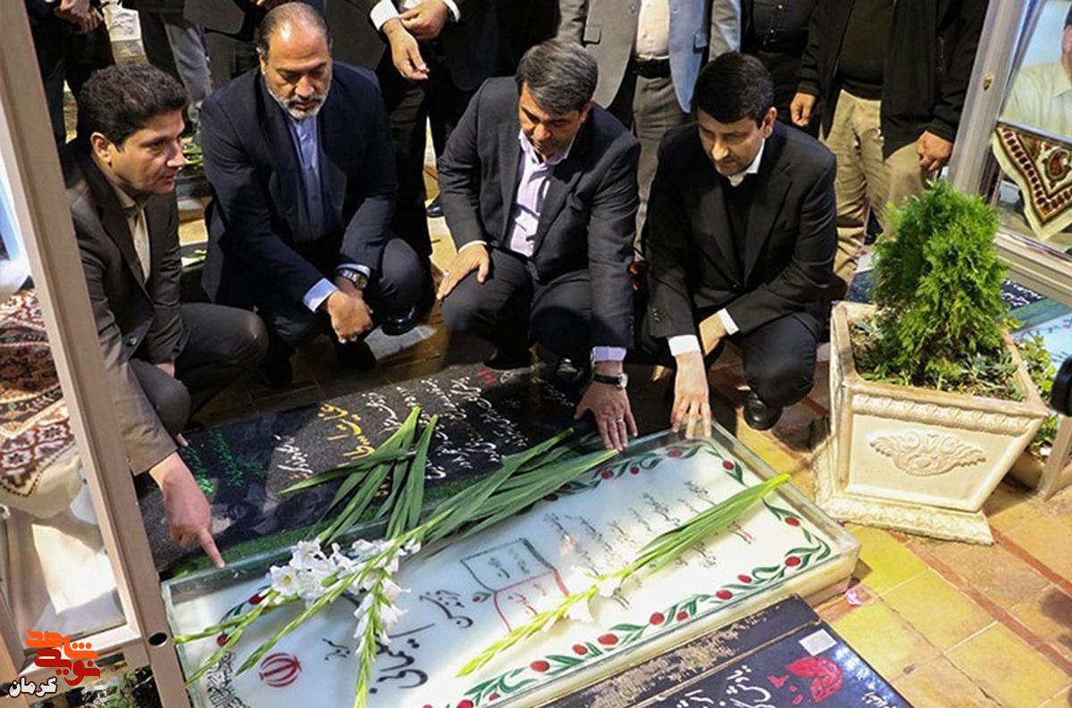 ادای احترام وزیر ارتباطات به سردار دلها در گلزار شهدای کرمان ادای احترام وزیر ارتباطات به سردار دلها در گلزار شهدای کرمان