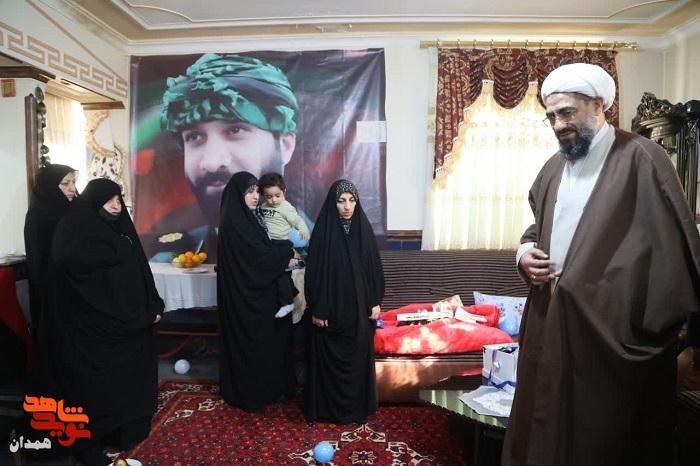 امام جمعه همدان در منزل شهید کریمی حاضر شد