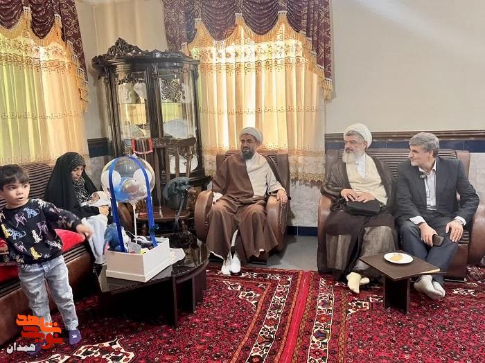 امام جمعه همدان در منزل شهید کریمی حاضر شد